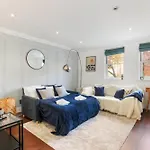 House With Private Parking Close To Borough Market & Tower Bridge!