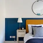 House With Private Parking Close To Borough Market & Tower Bridge!