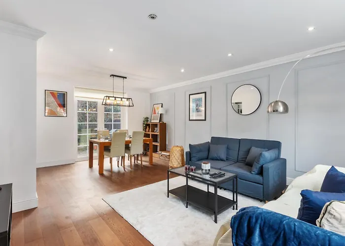 House With Private Parking Close To Borough Market & Tower Bridge!