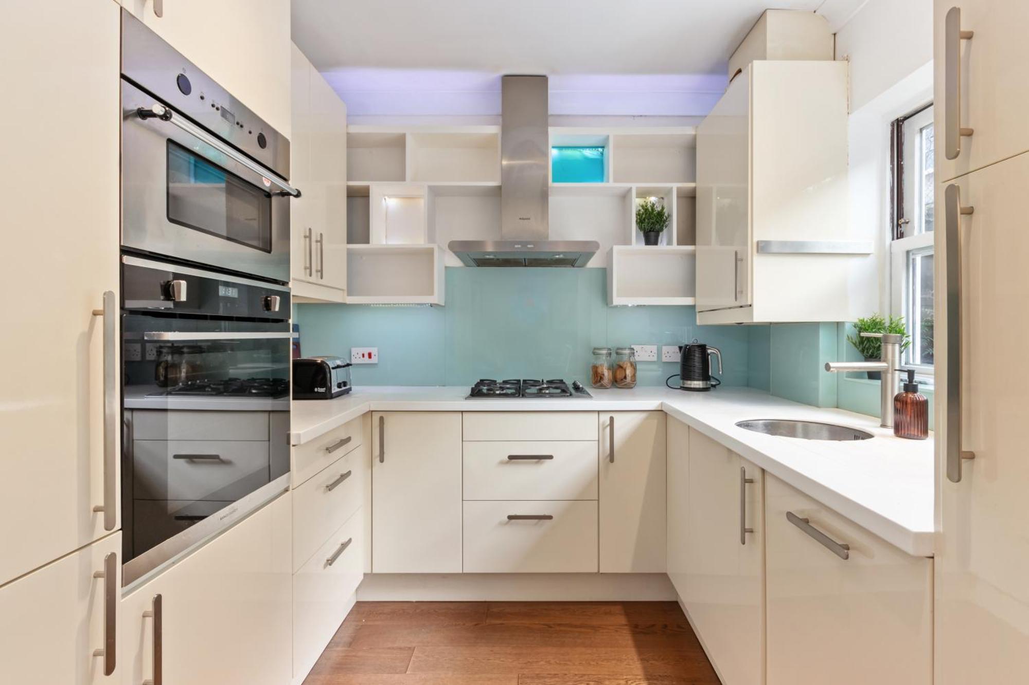 House With Private Parking Close To Borough Market & Tower Bridge!